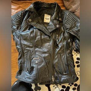 Harley Davidson leather jacket size Medium